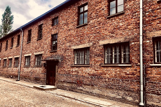 Auschwitz and Birkenau WITHOUT GUIDE private transport from Kraków - Why this visit matters