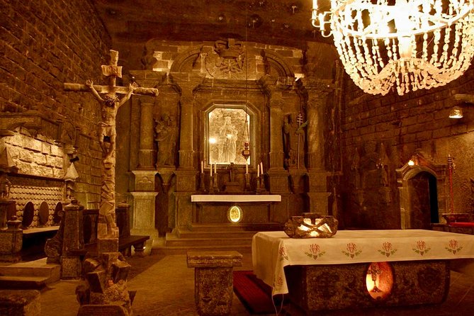 Auschwitz Birkenau Museum and Salt Mine All Inclusive DAY TRIP with Local Guides - Auschwitz I: a guided visit that needs your attention