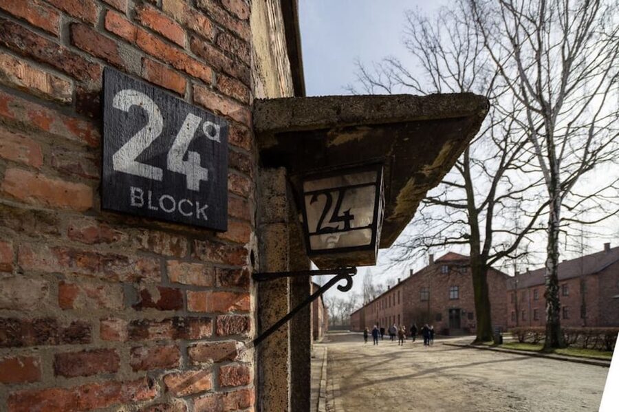 Auschwitz-Birkenau: Skip-the-Line Ticket and Guided Tour - Auschwitz I: the first 1.5 to 2 hours