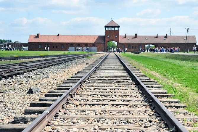Auschwitz-Birkenau Tour Guide and Jewish museum and synagogue - Arriving at Auschwitz I