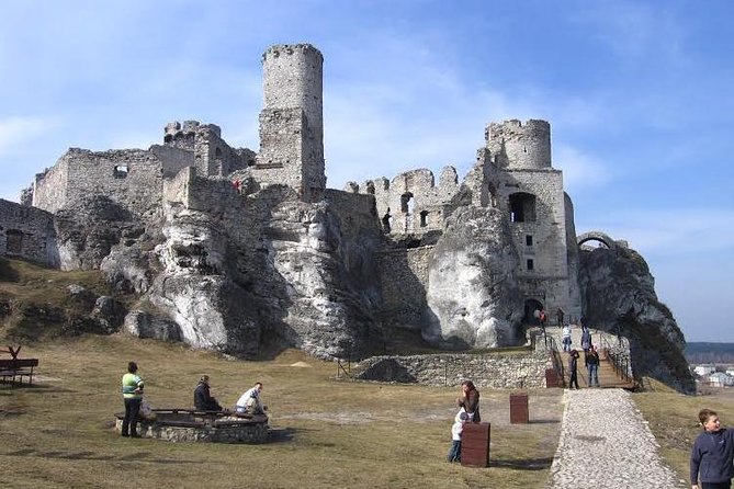 Castles Tour by The Eagles' Nests Trail, day tour from Krakow - Mirów and Bobolice show two sides of restoration