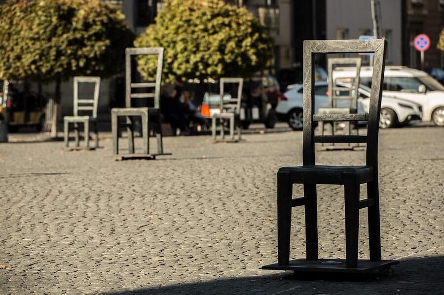 Cracow - Guided Tour of the Jewish Ghetto - Ghetto Heroes’ Square and the story of deportation