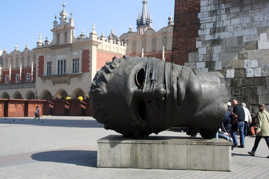 Cracow's Old Town sightseeing & St. Mary's Basilica Visit - Meeting at St. Mary Magdalene Square