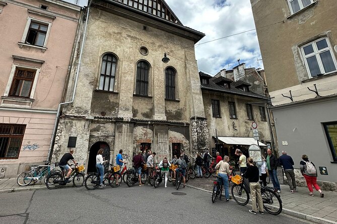 Discover Kraków by Bike with a Dutch guide - Wawel Hill and the fire-breathing dragon