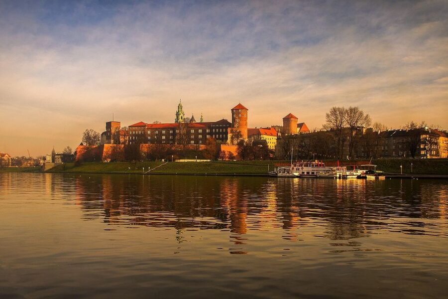 Family Tour of Krakow Old Town with Sweets Factory & Cruise - Finding the Wawel Dragon