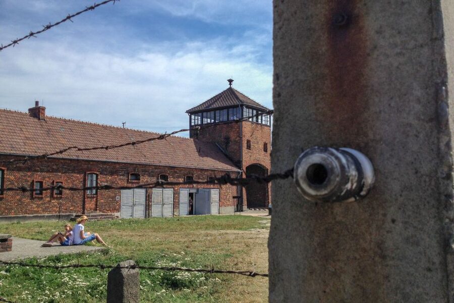 From Krakow: Auschwitz-Birkenau Private or Shared Tour - The drive from Kraków and the pickup routine