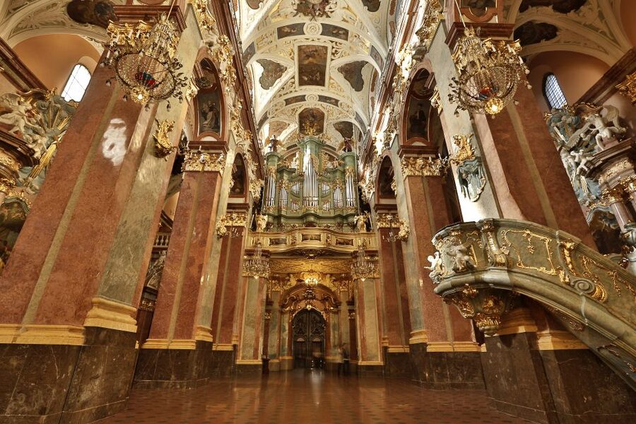 From Krakow: Częstochowa "Black Madonna" Day Tour - What the guide service adds