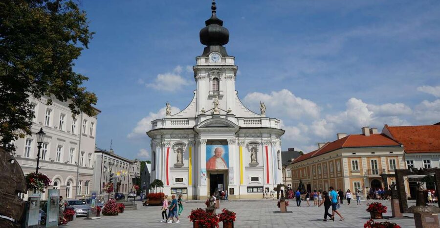 From Krakow: Full-Day Wadowice & Czestochowa Tour - From Krakow to Wadowice, the early start pays off