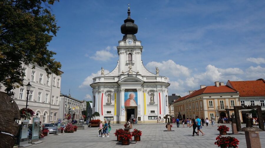 From Krakow: Full-Day Wadowice & Czestochowa Tour - Coffee, cream cake, and a local pause