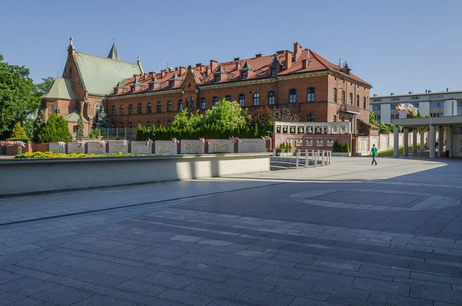 From Krakow: Wadowice & Sanctuary of Divine Mercy Tour - What the guides add to the experience