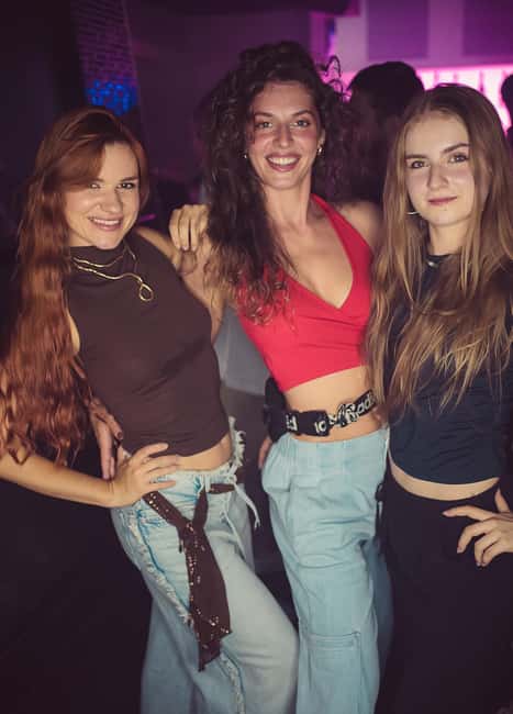 Fun explorers pub Crawl with 1 hour open bar and 3 VIP clubs - Key points to know before booking