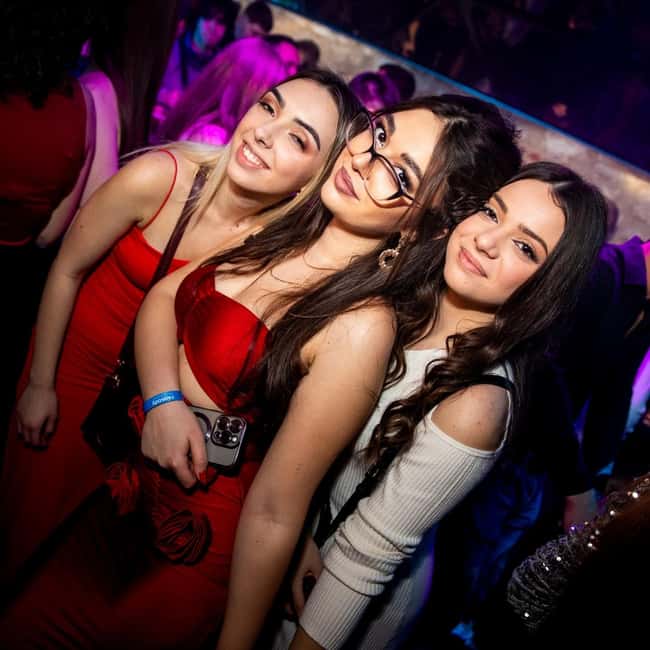 Fun explorers pub Crawl with 1 hour open bar and 3 VIP clubs - Is the pub crawl good value for you?