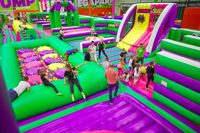 GOjump MEGAPARK Kraków-Sikorki 1h ticket: GOair Inflatable Park - A one-hour session requires a little planning