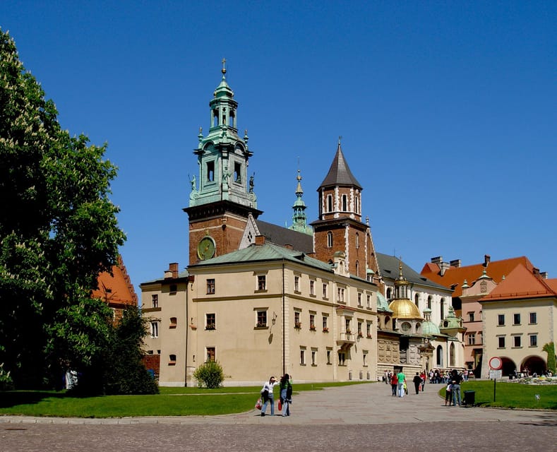Guided Tour of the Wawel Castle & Cathedral in Cracow - What the guide adds to the experience