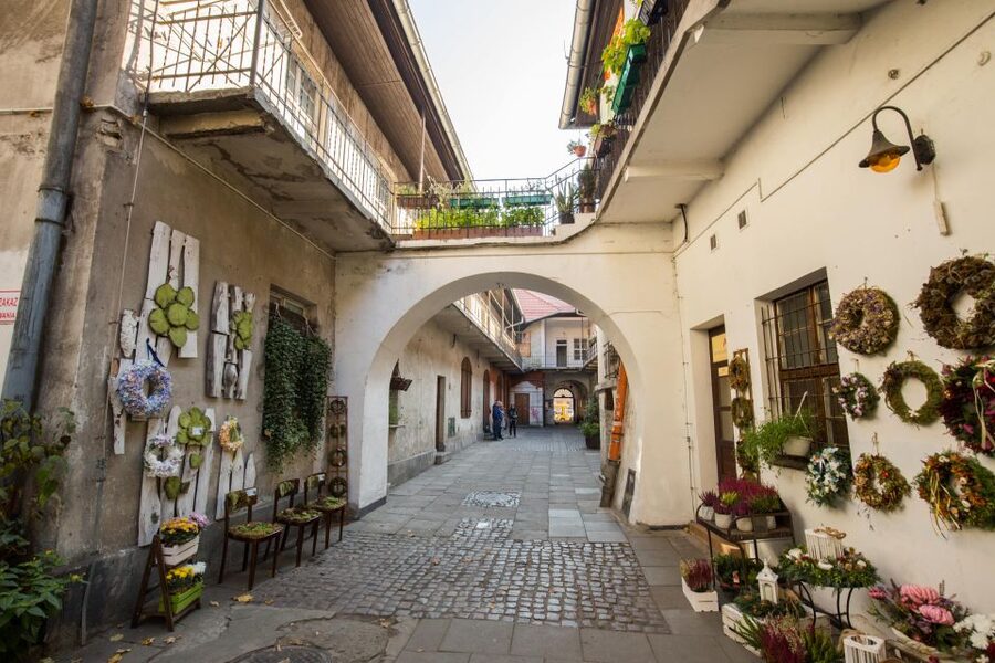 Kazimierz, Schindler's Factory & Ghetto Guided Tour - Four Synagogues and Different Sides of Jewish Life