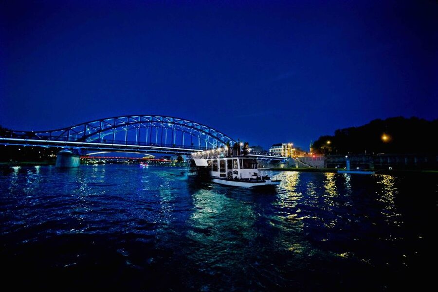 Krakow: 1-Hour Evening Vistula River Cruise - Cricoteka and the view toward Kazimierz