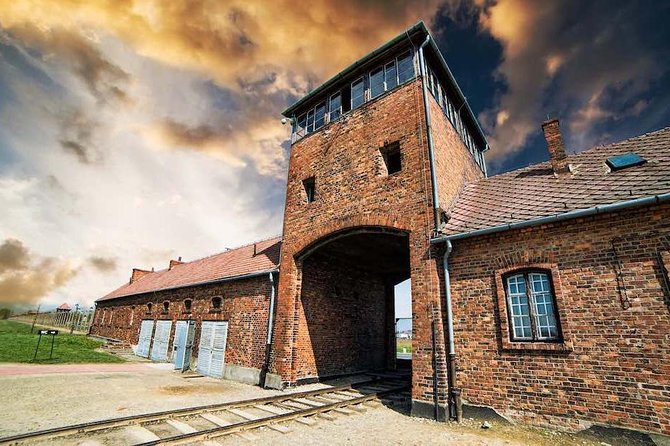 Krakow: Auschwitz-Birkenau Guided Tour with Ticket and Transfer - Respect, clothing, and food for a difficult day