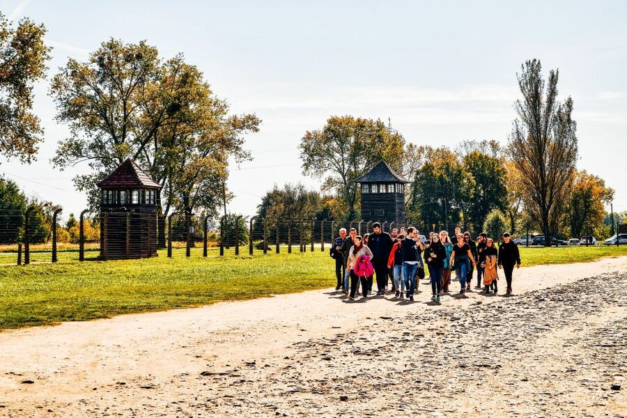 Krakow: Auschwitz-Birkenau Live Guided Tour & Hotel Pickup - Entering Auschwitz I through the official route