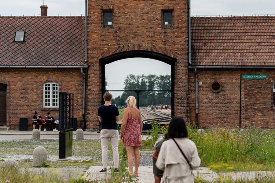 Krakow: Auschwitz-Birkenau Tour Limited to 15 Visitors - A serious guide makes the difference