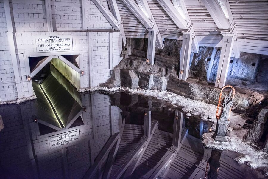 Krakow: Auschwitz-Birkenau & Wieliczka Salt Mine Day Tour - Guides, group rhythm, and what can vary