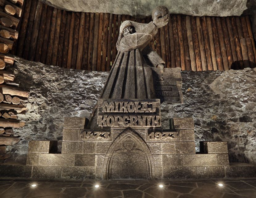 Krakow: Auschwitz-Birkenau & Wieliczka Salt Mine with Lunch - Auschwitz I: entering a place of evidence