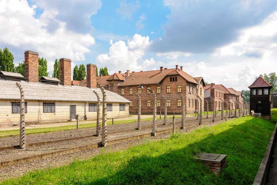 Krakow: Auschwitz Guided Tour with Pickup and Optional Lunch - The 15-minute pause