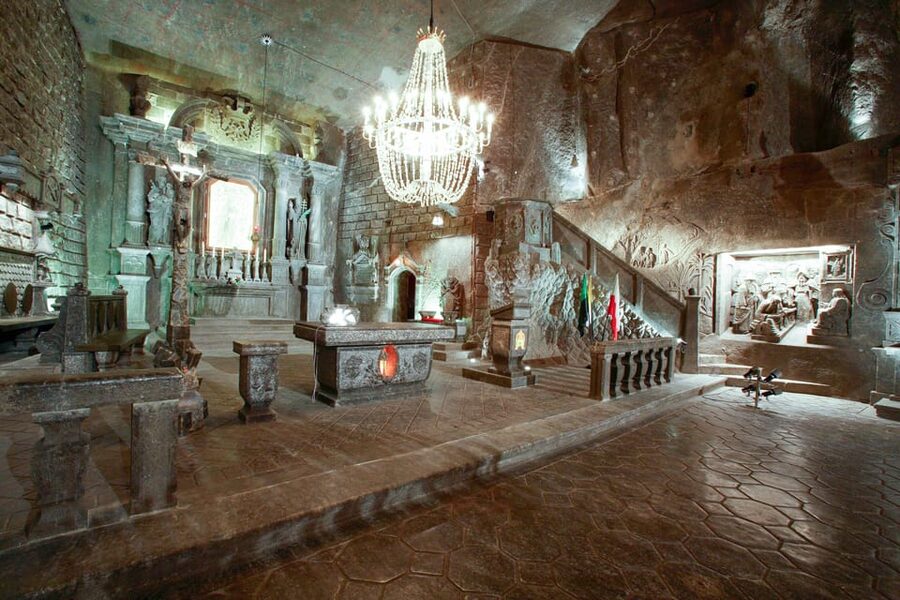 Krakow: Auschwitz & Wieliczka Salt Mine Guided Day Tour - The drive from Kraków and the Auschwitz documentary