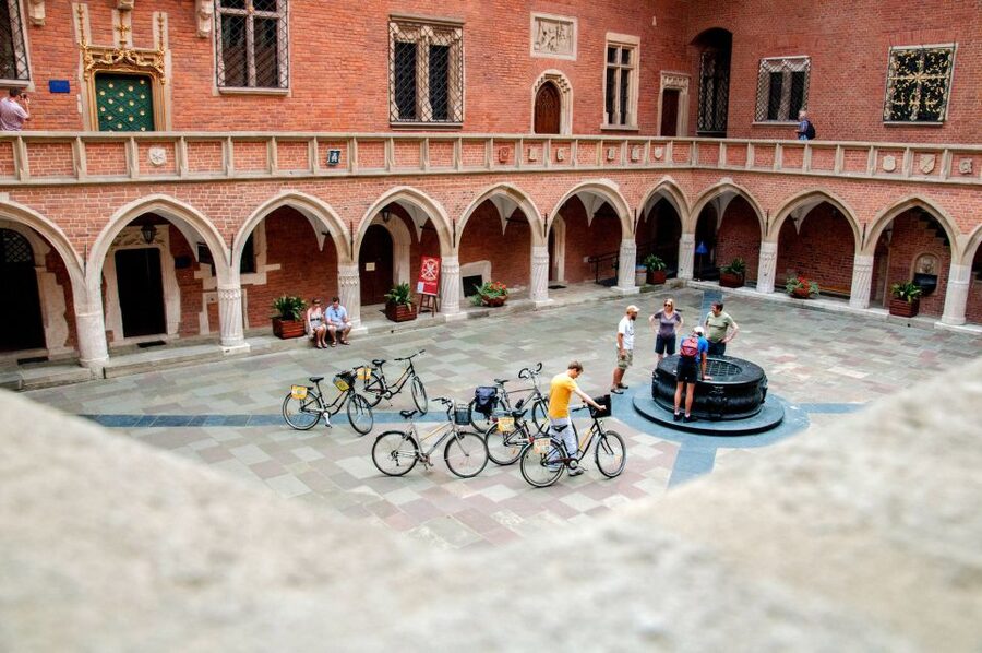 Krakow: Bike Tour of Old Town, Jewish Quarter and the Ghetto - Starting in the Old Town: the Main Market Square