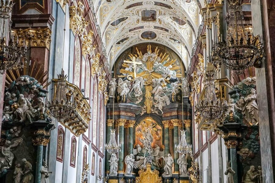 Krakow: Black Madonna Sanctuary of Czestochowa - Guided Tour - Crowds, Timing, and the Right Pace