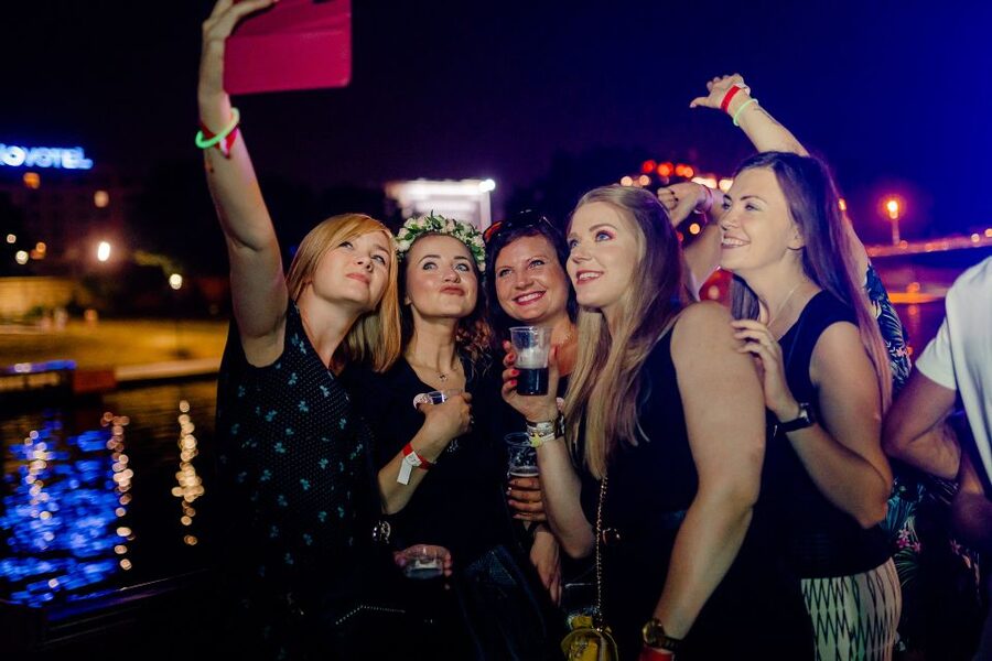 Krakow: Boat Party with Unlimited Drinks - Music, games, and the magician
