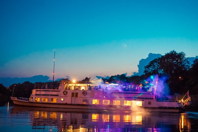 Krakow Boat Party - Live entertainment and the party crowd