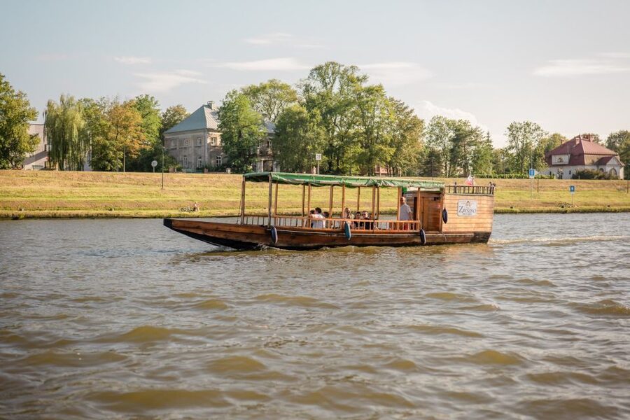 Krakow: Early Bird Vistula River Sightseeing Cruise - Crossing toward Podgórze and Kazimierz