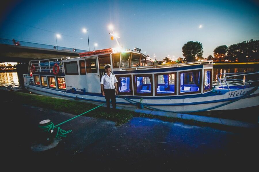 Krakow: Evening Cruise with a Glass of Wine - Kazimierz and the bridges of Podgórze