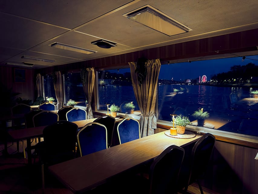 Kraków: Evening or Night River Cruise - Upper deck or lower deck?