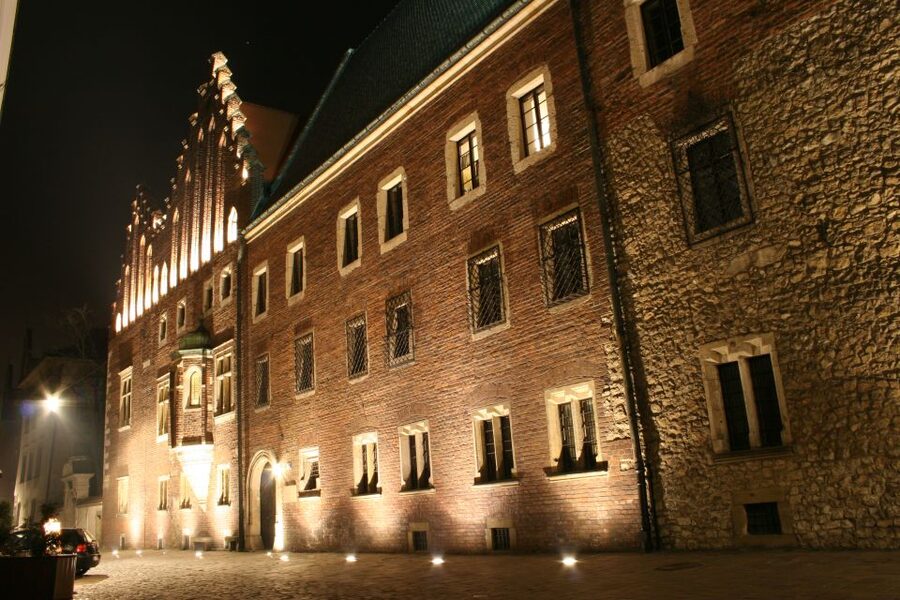 Krakow: Evening Walking Tour with Spooky Stories - Stories of crime, law, and punishment