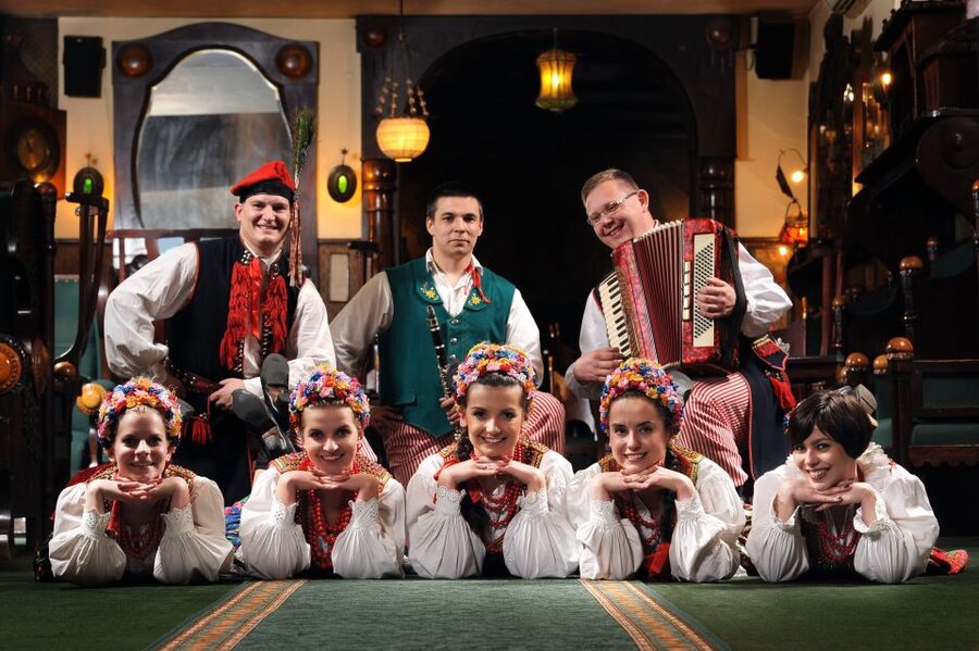 Krakow: Folk Show & 3-Course Dinner at Jama Michalika Café - The first 25-minute show: songs, costumes, and Polish folklore