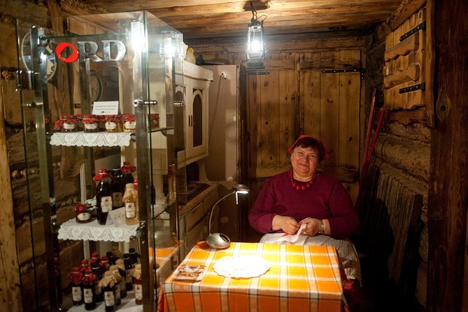 Krakow: Food Tour of 10 Tastings with Pierogi, Vodka & More - Rynek Główny: Krakow’s grand public room