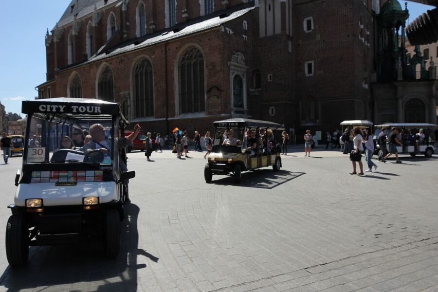 Krakow: Full Tour Regular 1.5h guided city tour by E-Cart - What the audio guide adds