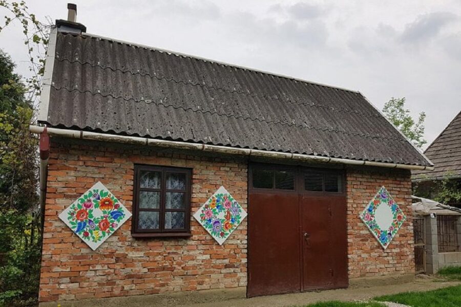 Krakow: Guided Day Tour of Zalipie Village & Museum Entry - Leaving Krakow with a guide-driver