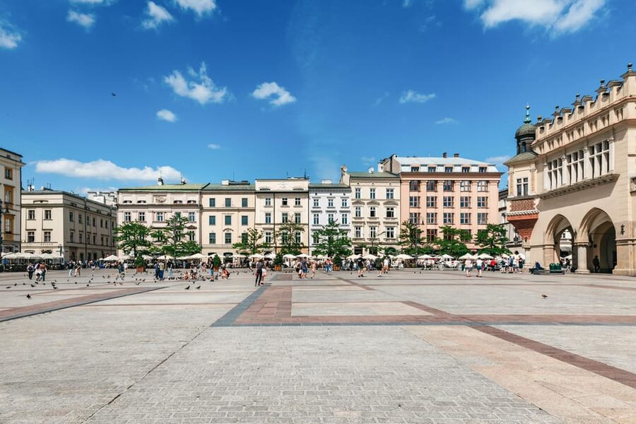 Krakow: Guided E-Scooter City Tour with Food Tastings - What the guides add to the experience