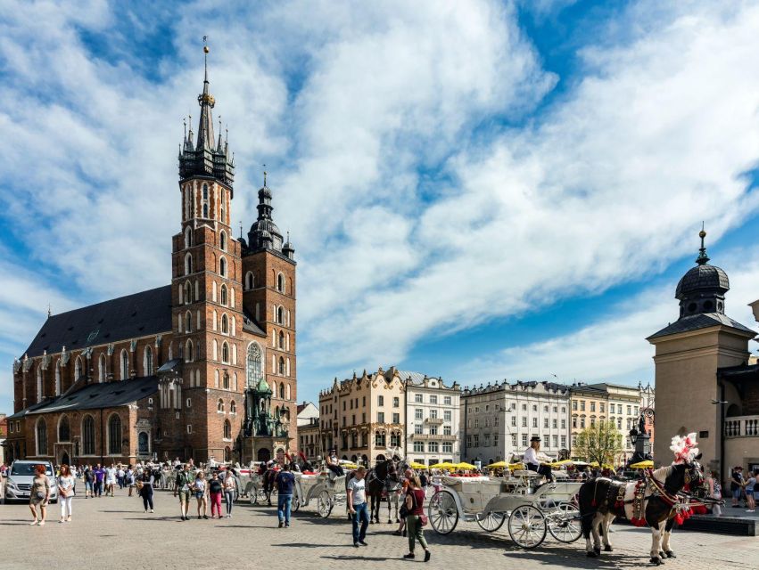 Krakow: Guided Old Town Tour - St. Mary’s Basilica and its medieval interior