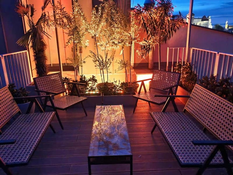 Krakow: Hidden Rooftop Bar Reservation with 1 Cocktail - The atmosphere: cozy rather than grand