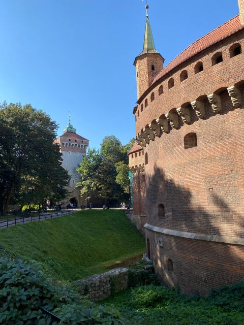 Kraków in a nutshell - walking tour - Wawel Hill changes the scale of the walk