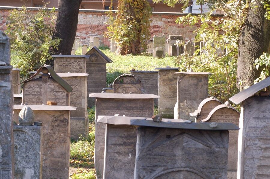 Krakow: Jewish Quarter Guided Walking Tour - Schindler’s List filming locations in the real district