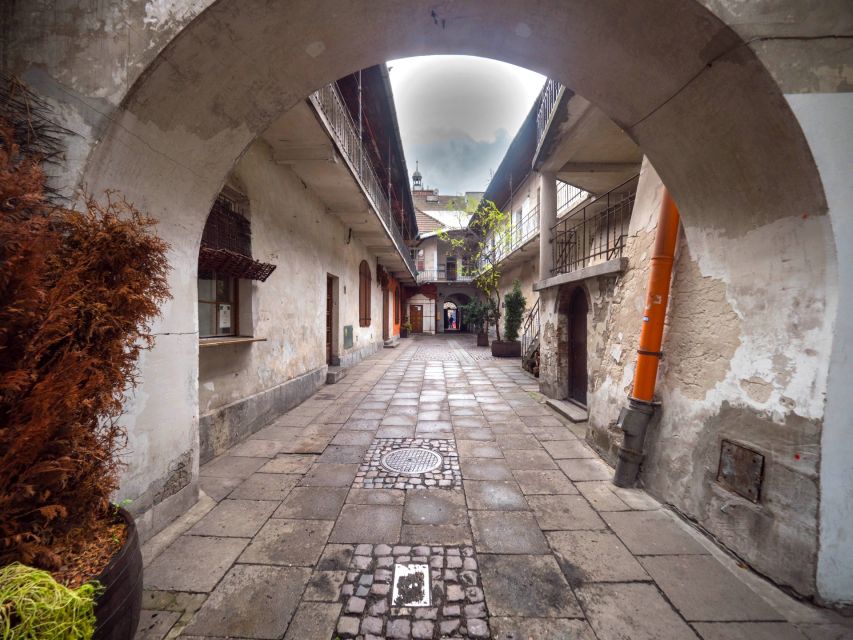 Krakow: Jewish Quarter Guided Walking Tour - The guides make the difference
