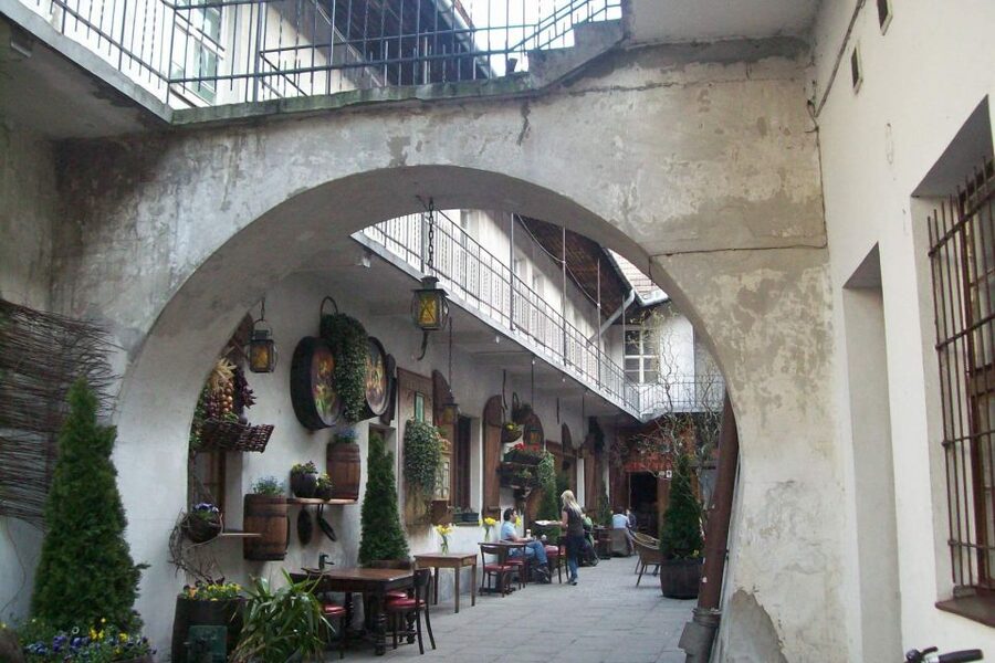 Krakow Kazimierz and Jewish Ghetto Tour with Synagogues - Should you book this Krakow Jewish heritage tour?