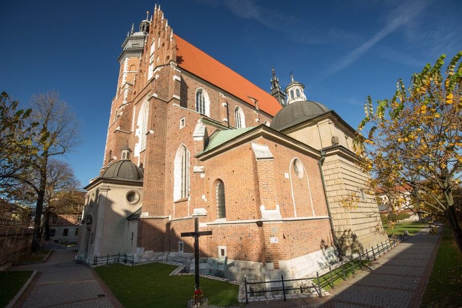Krakow: Kazimierz Jewish Quarter Guided Walking Tour - Handling heat, crowds, and the district’s modern side