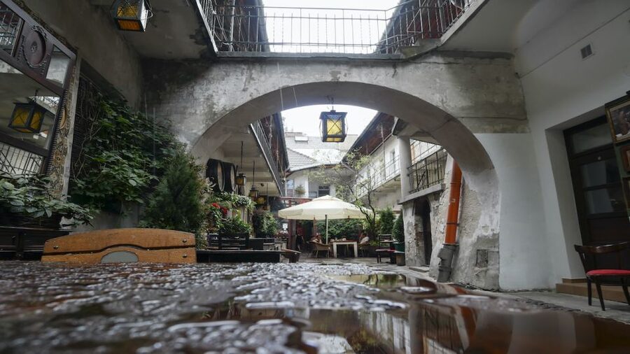 Krakow: Kazimierz Jewish Quarter Walking Tour - Plac Nowy, where past and present meet
