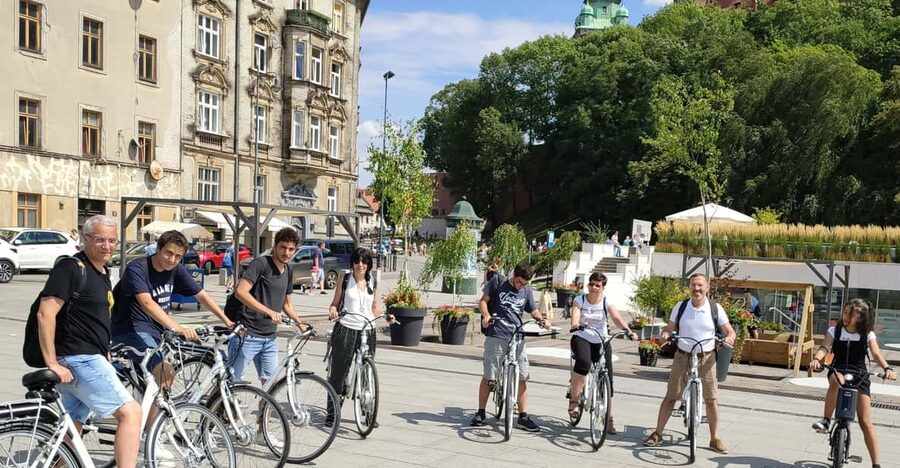 Krakow: Multilingual Tour On Electric Bikes - Group size, pace, and comfort