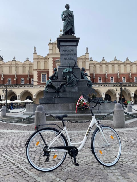 Krakow: Old Town and Kazimierz Guided Bike Tour - Starting at ZeeTour and entering the Old Town